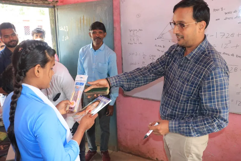 मुख्यमंत्री जन विश्वास अभियान के तहत ग्राम चितावर में कलेक्टर ने विद्यार्थियों से किया संवाद